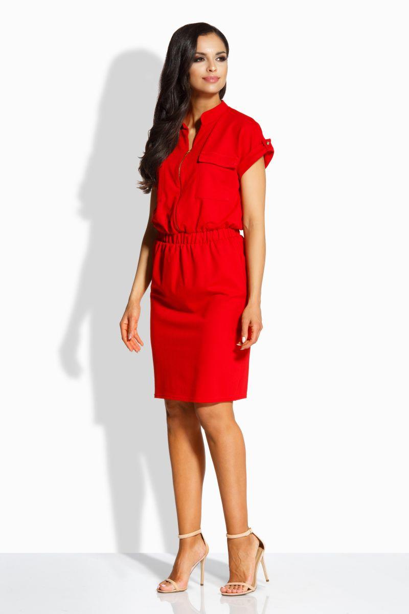 žiarivo červené dámske šaty vo farbe jesene